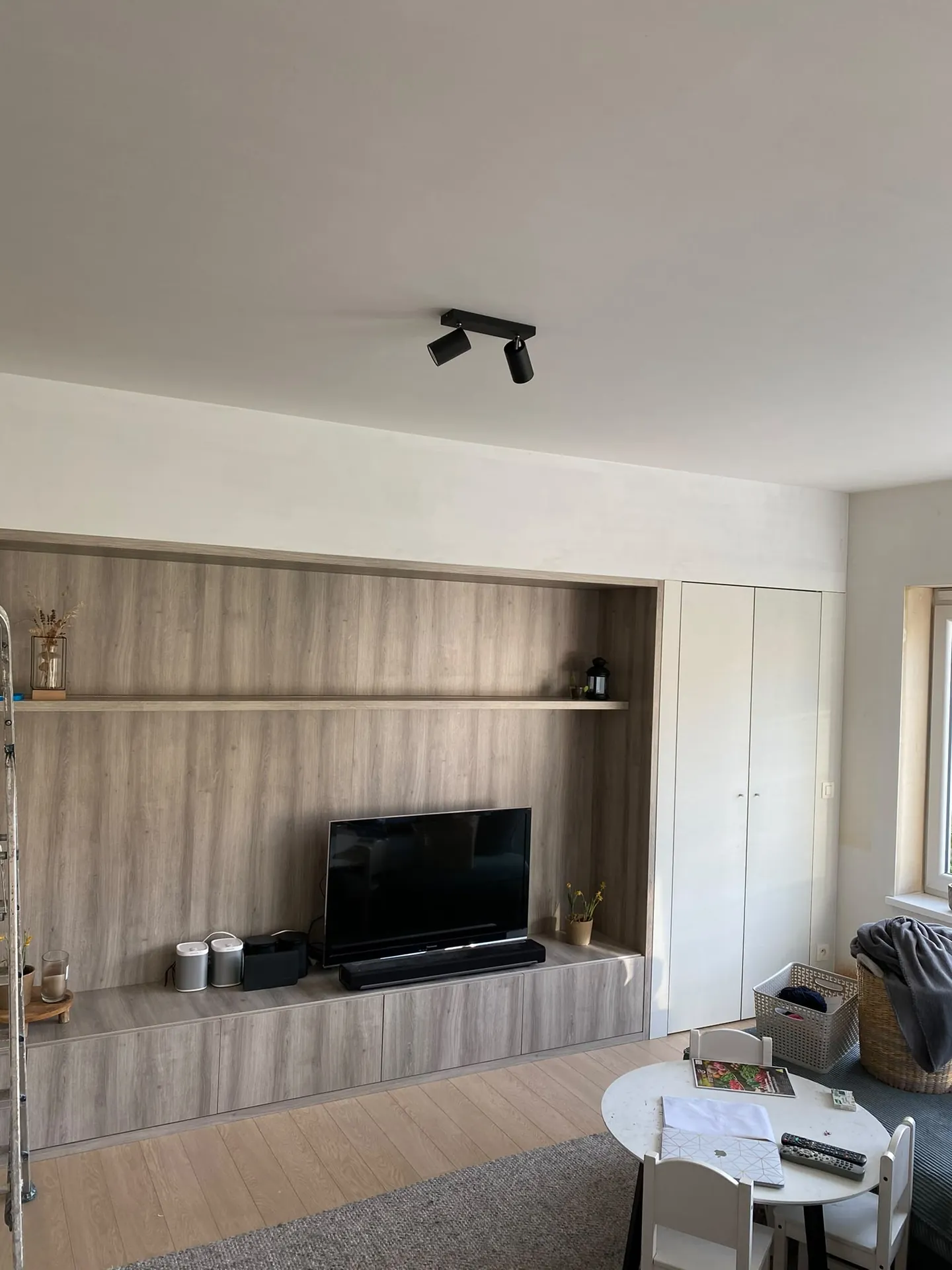 Behangwerk: houtlook tv-wand in de Kempen