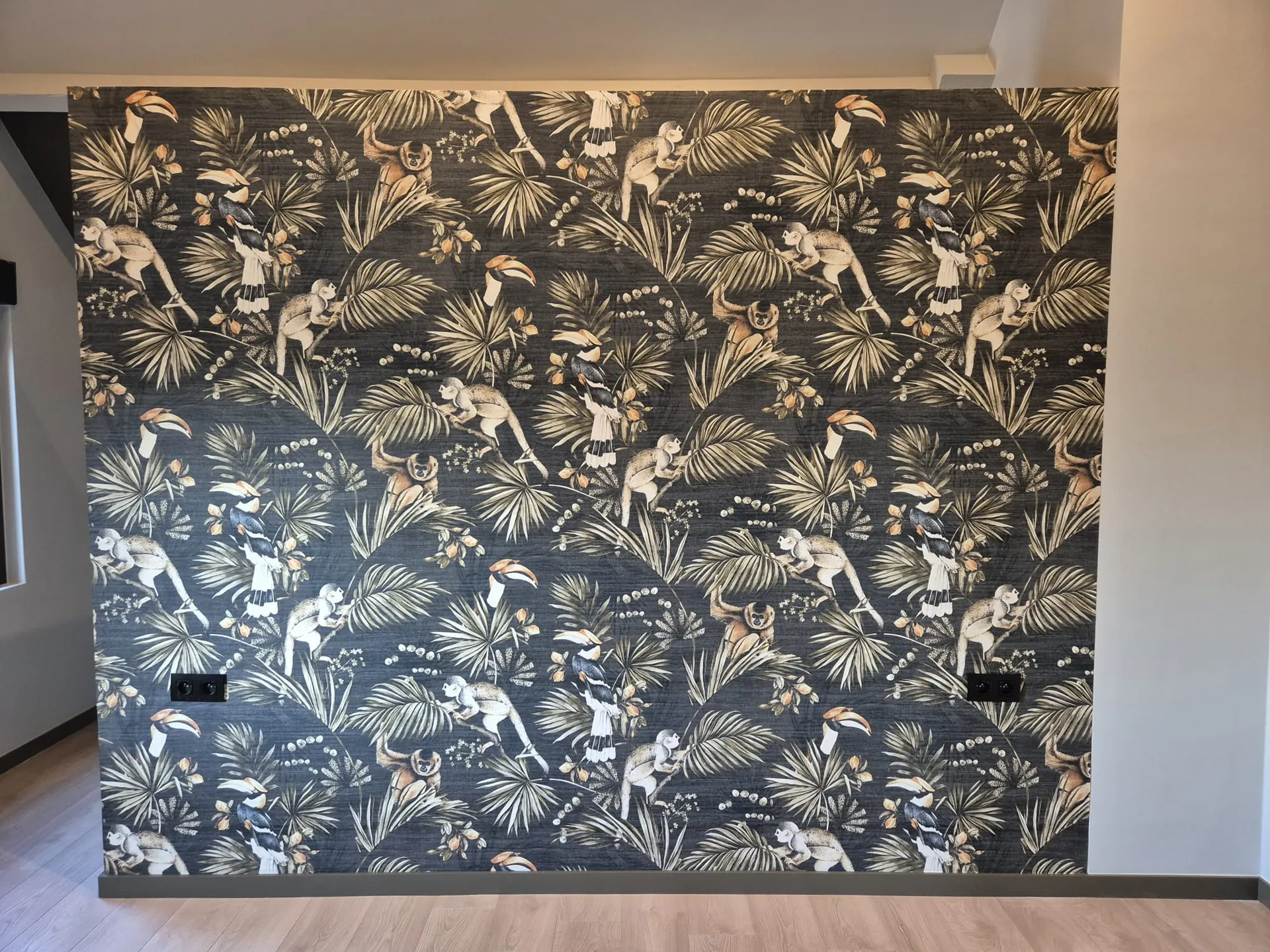 Behangwerk: jungleprint behang op accentmuur in de Kempen