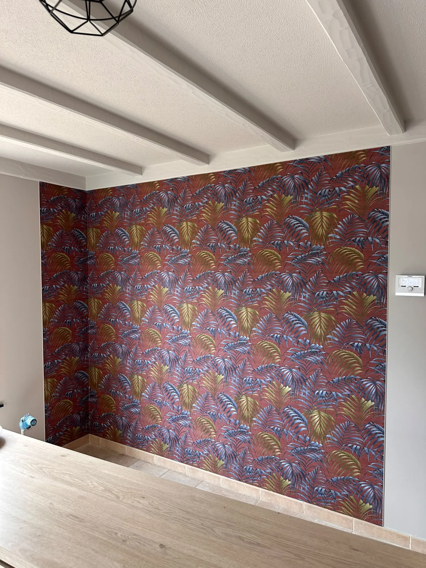Behangwerk: rood behang met palmbladmotief in de Kempen