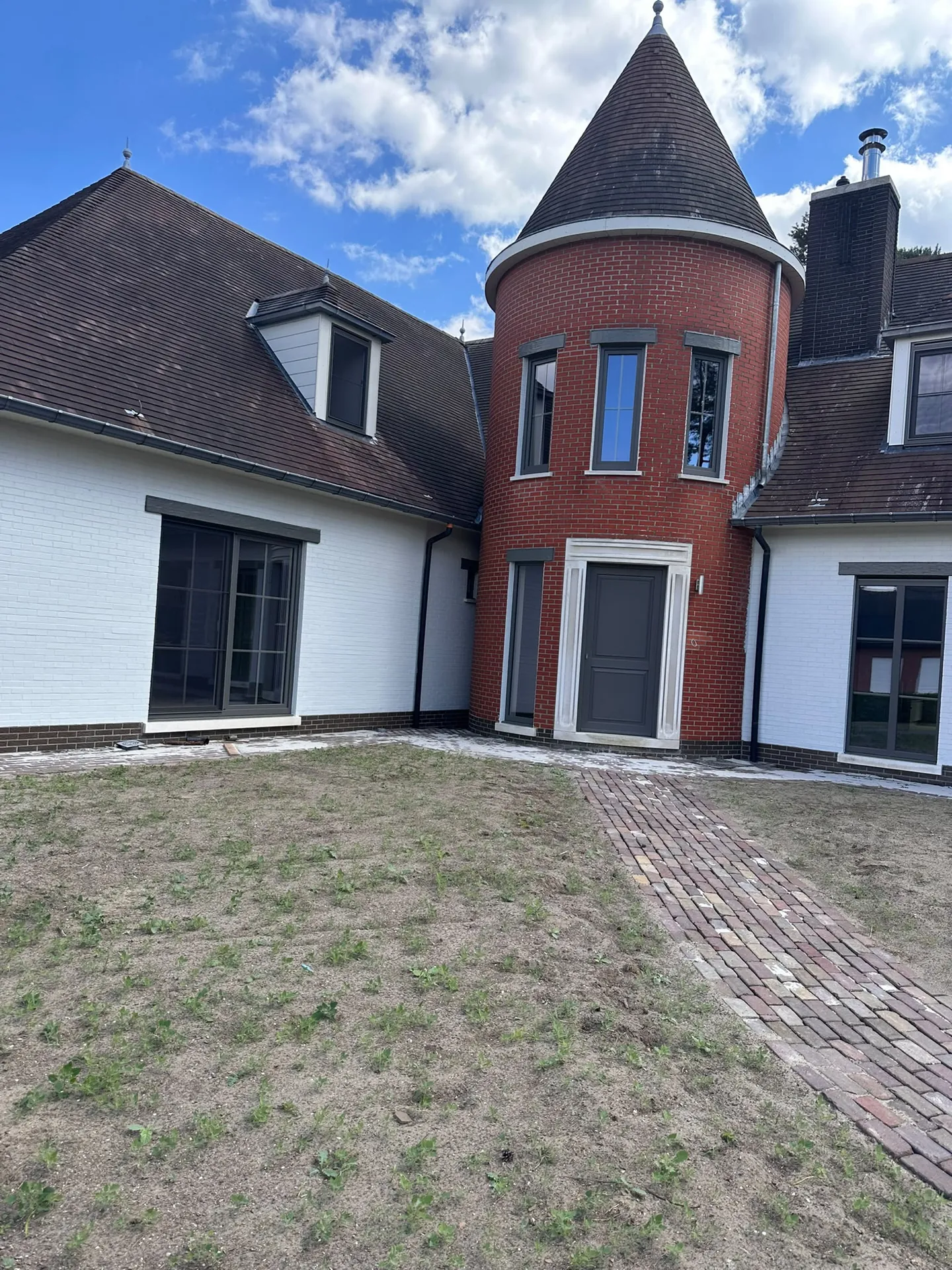 Buitenschilderwerk: witte gevel van een villa in de Kempen