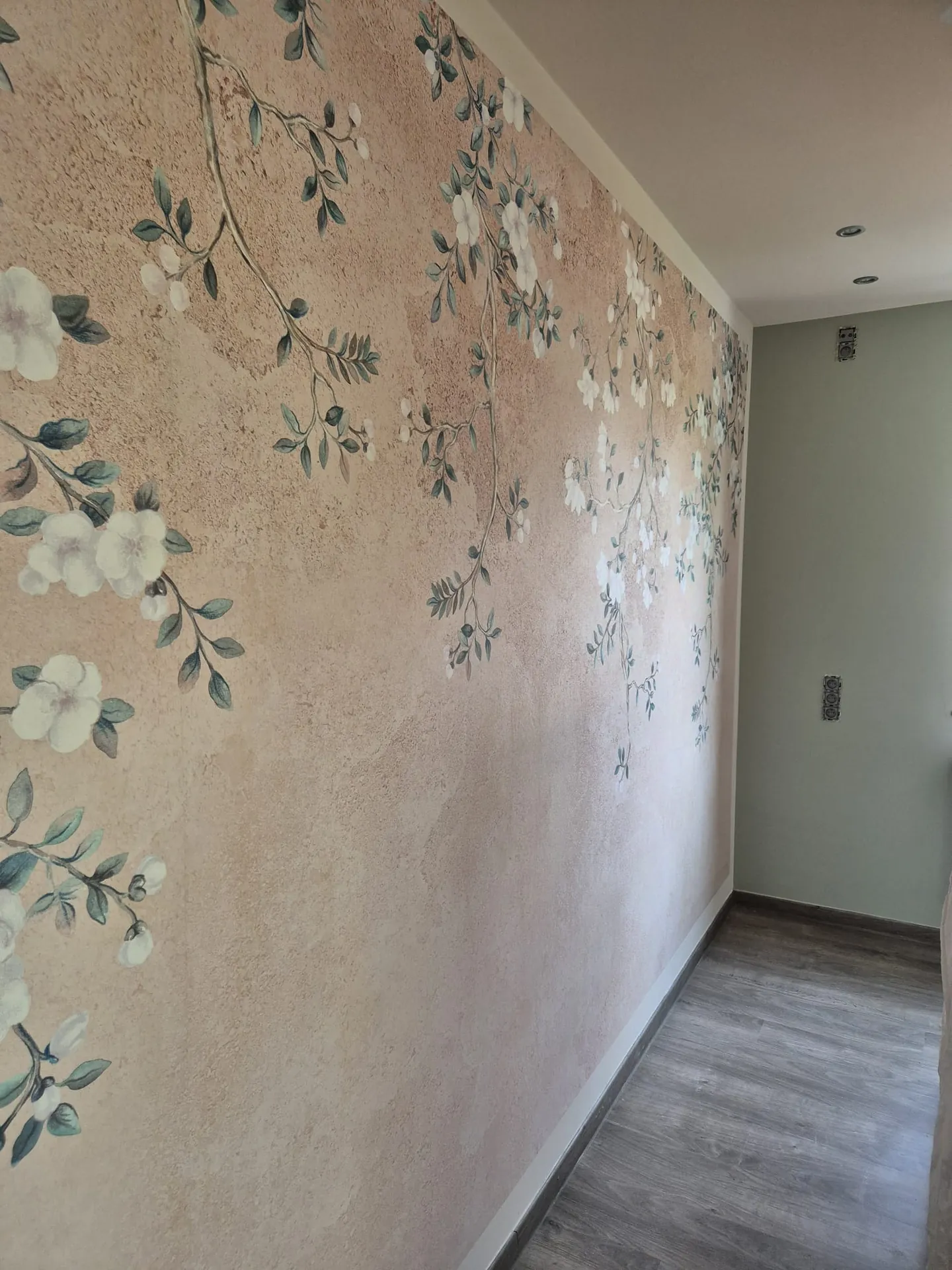 Behangwerk: bloemenbehang op een muur in de Kempen