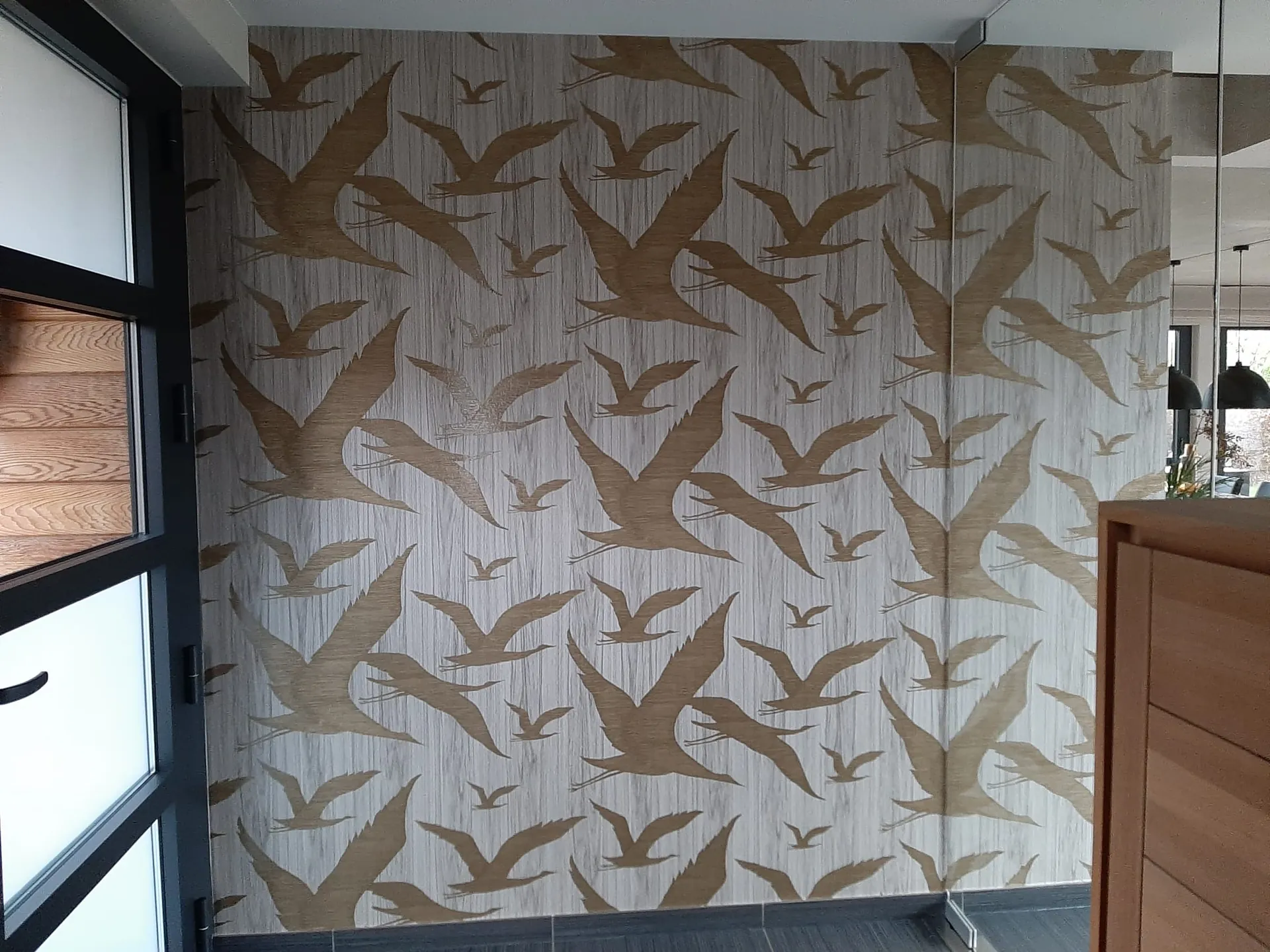 Behangwerk: behang met vogelmotief op accentmuur in de Kempen