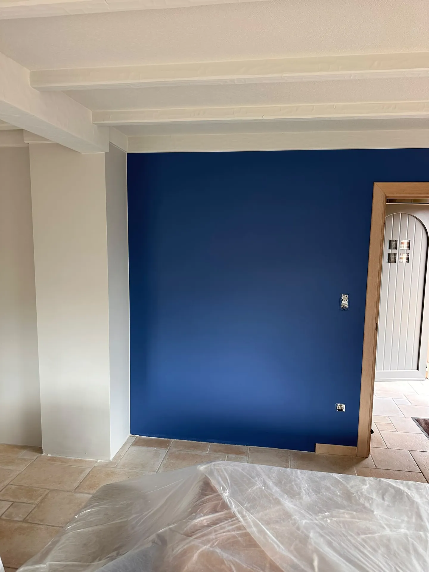 Binnenschilderwerk: blauwe accentmuur geschilderd in de Kempen