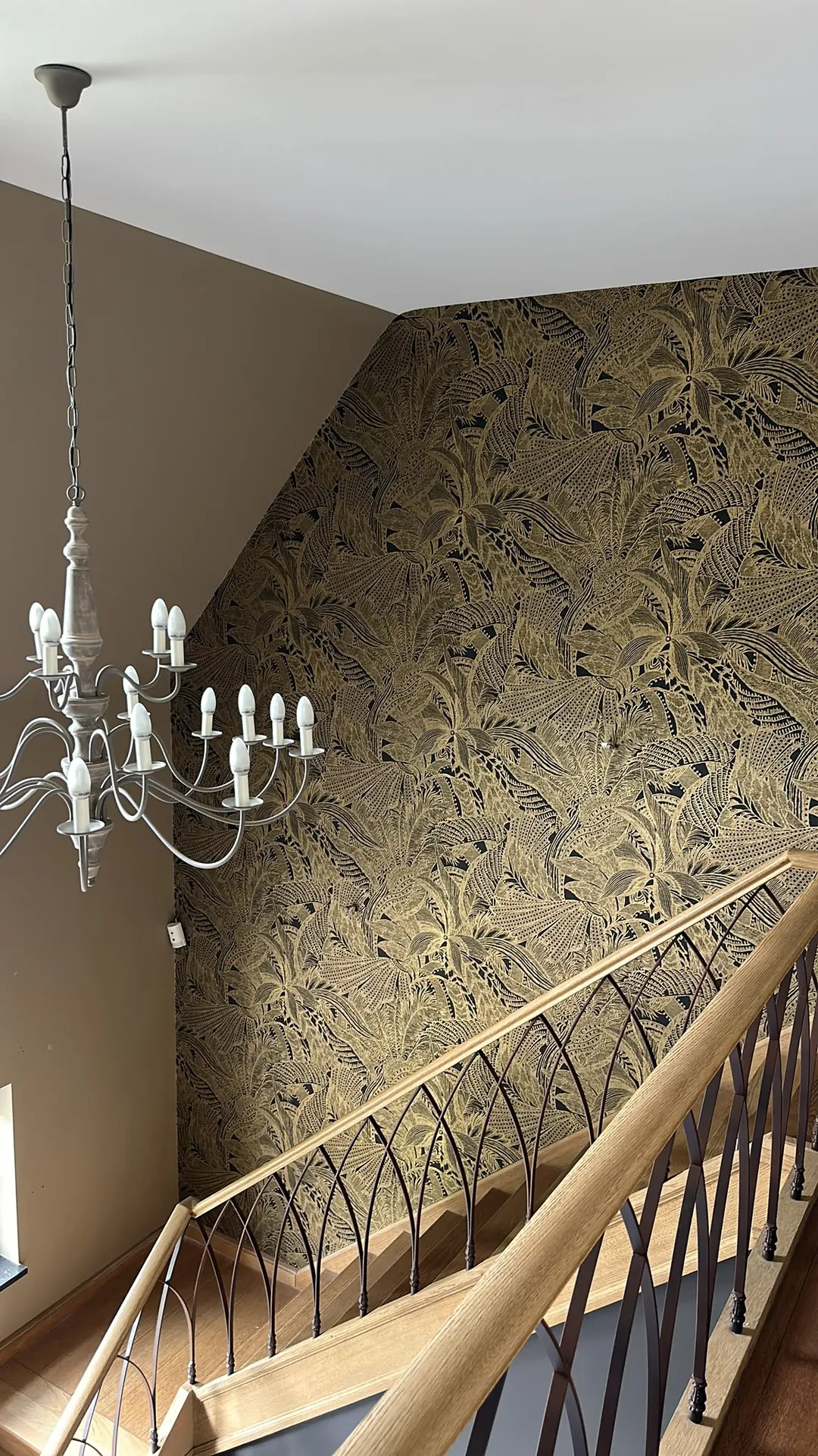 Behangwerk: behang in de trapzaal in de Kempen
