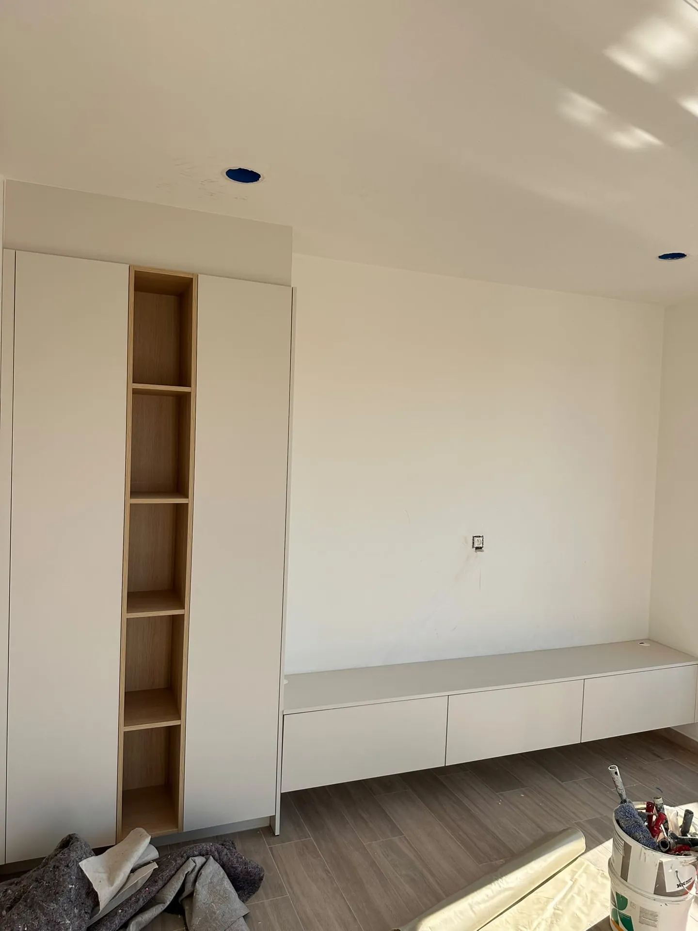 Wand naast maatkast vóór de werken: witte muur in de Kempen