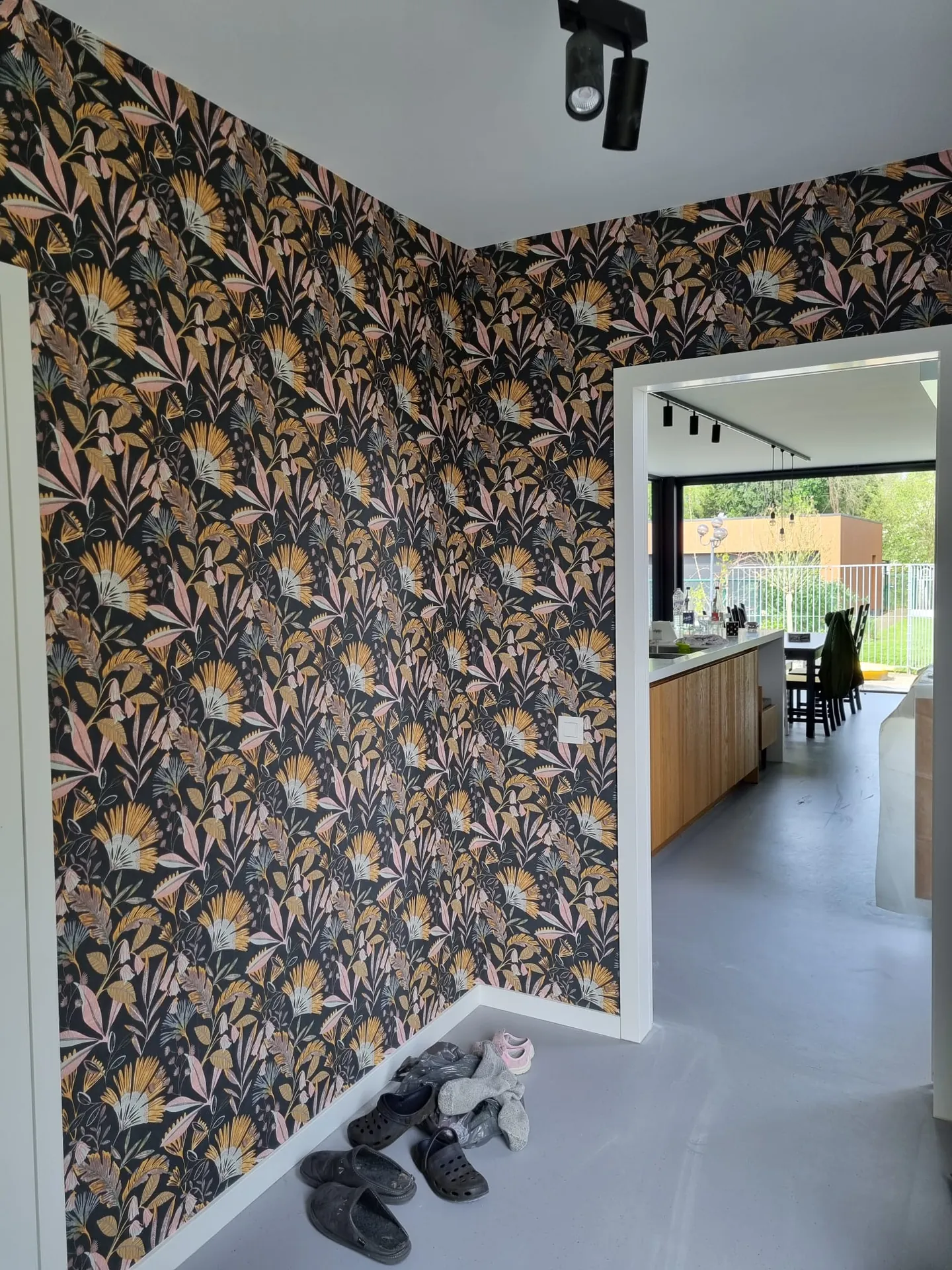 Behangwerk: bloemenbehang in de hal in de Kempen
