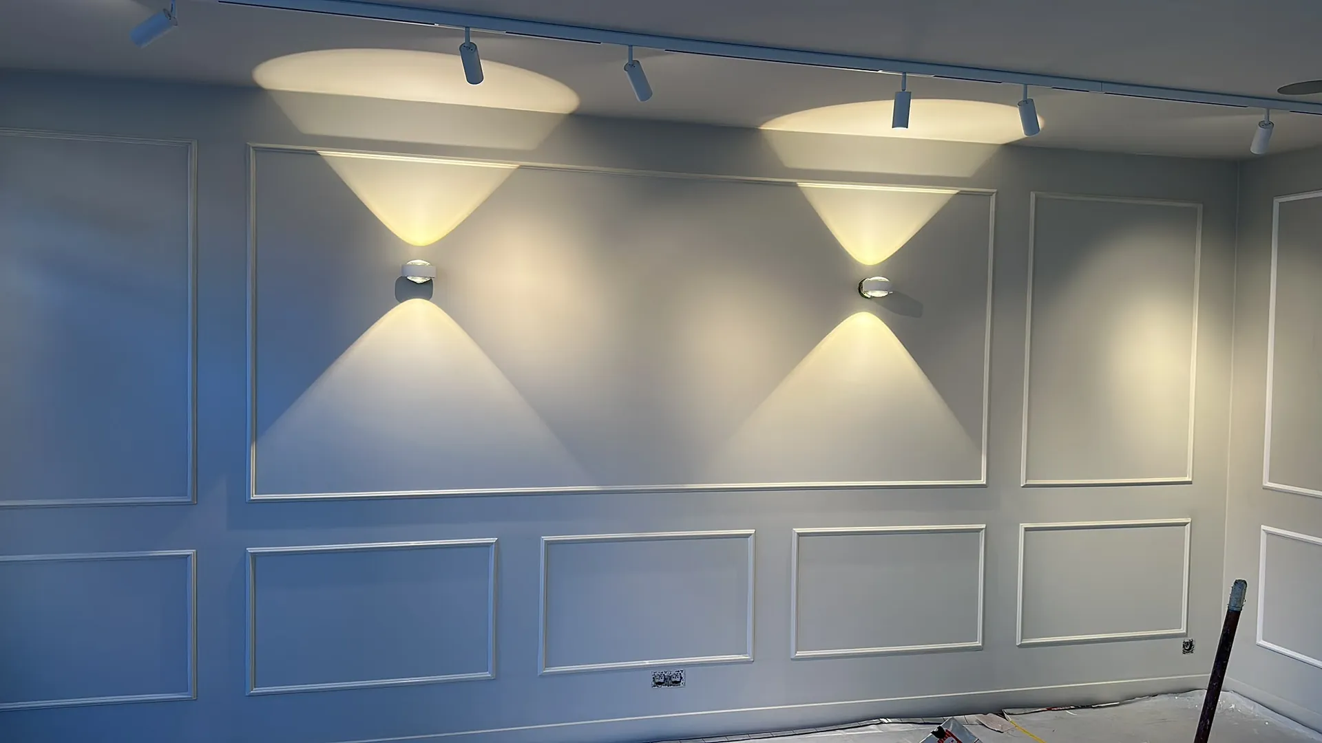 Decoratiewerk: wandpanelen met sierlijsten en verlichting in de Kempen