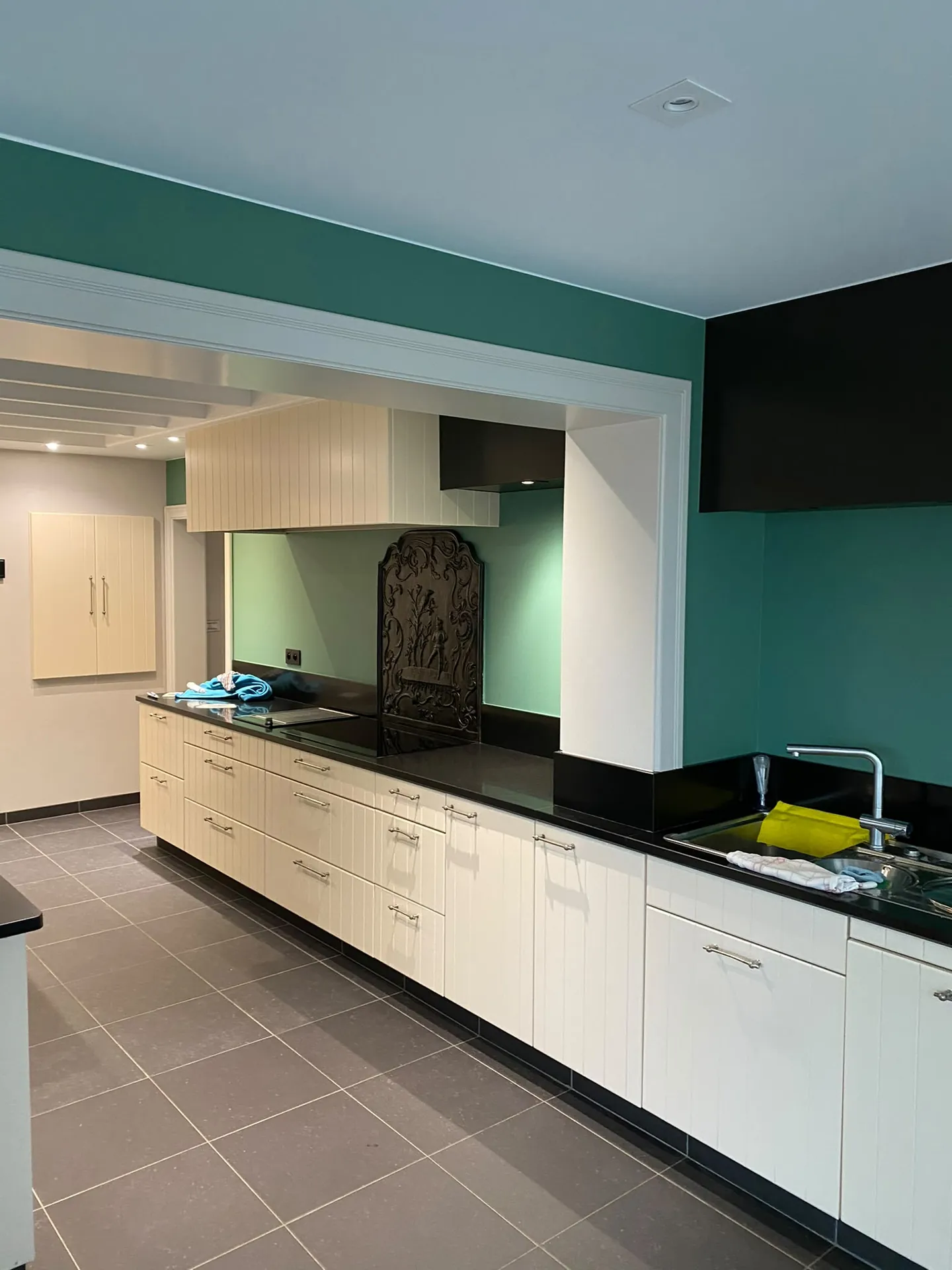 Binnenschilderwerk: keuken in groen geschilderd in de Kempen
