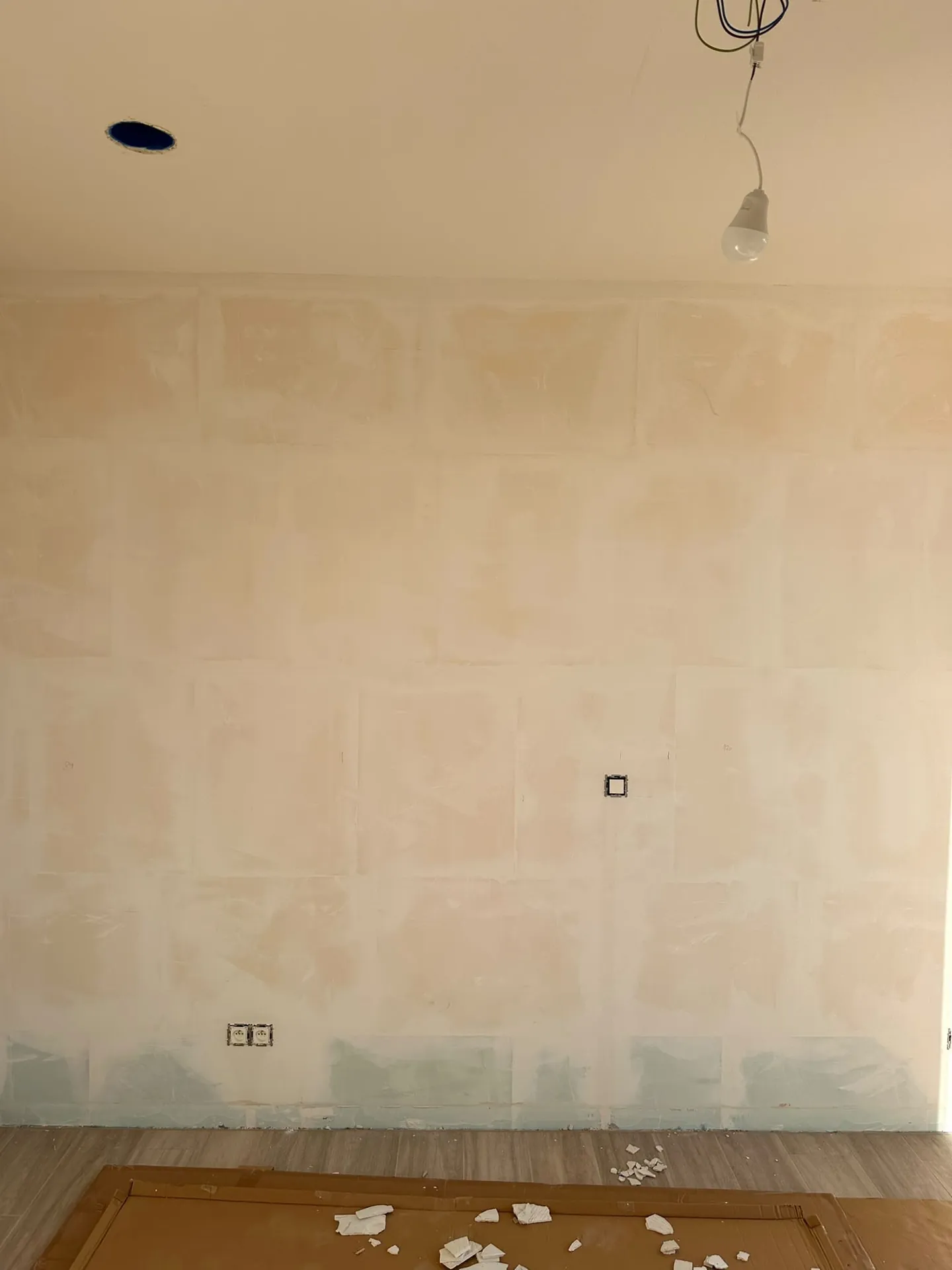 Muur vóór de werken: geplamuurde muur in de Kempen