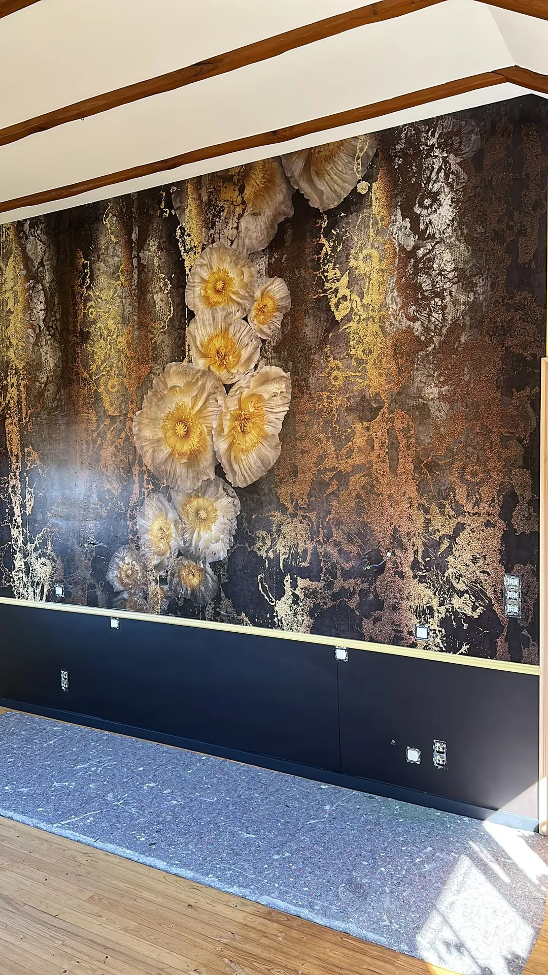 Decoratiewerk: fotobehang met gouden bloemen in de Kempen