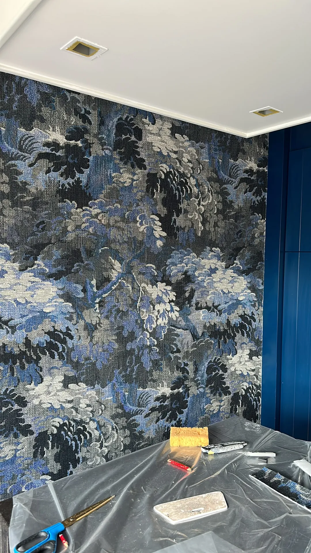 Behangwerk: behang met blauw motief in de Kempen