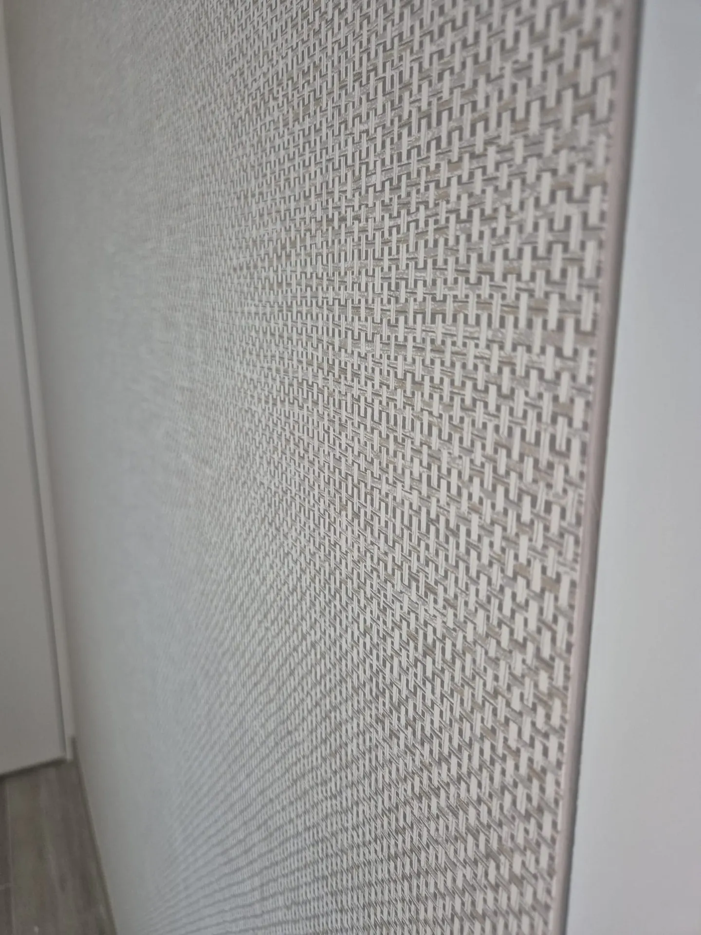 Decoratiewerk: reliefbehang met fijn weefmotief in de Kempen