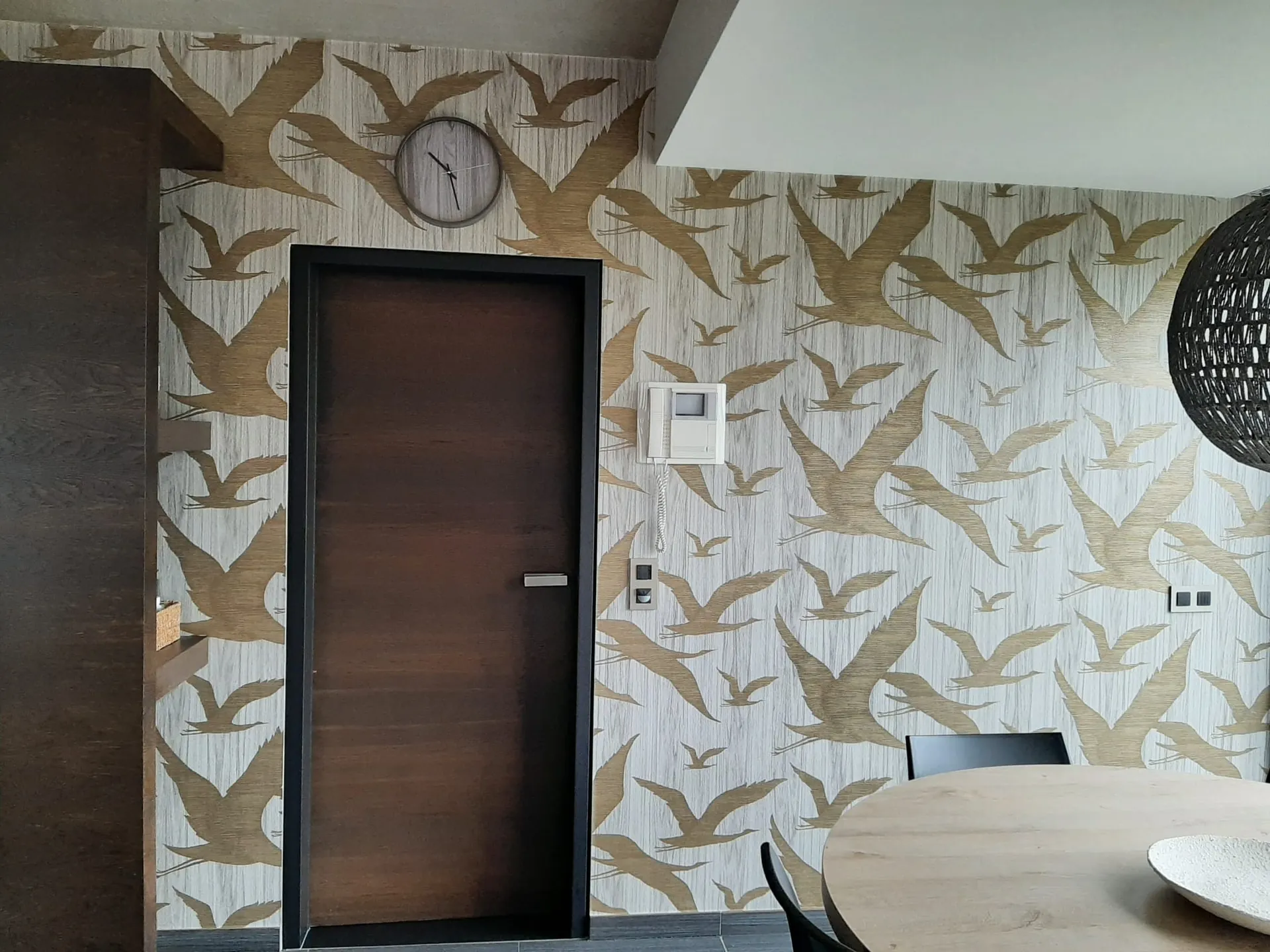 Behangwerk: behang met vogelmotief in de eetkamer in de Kempen