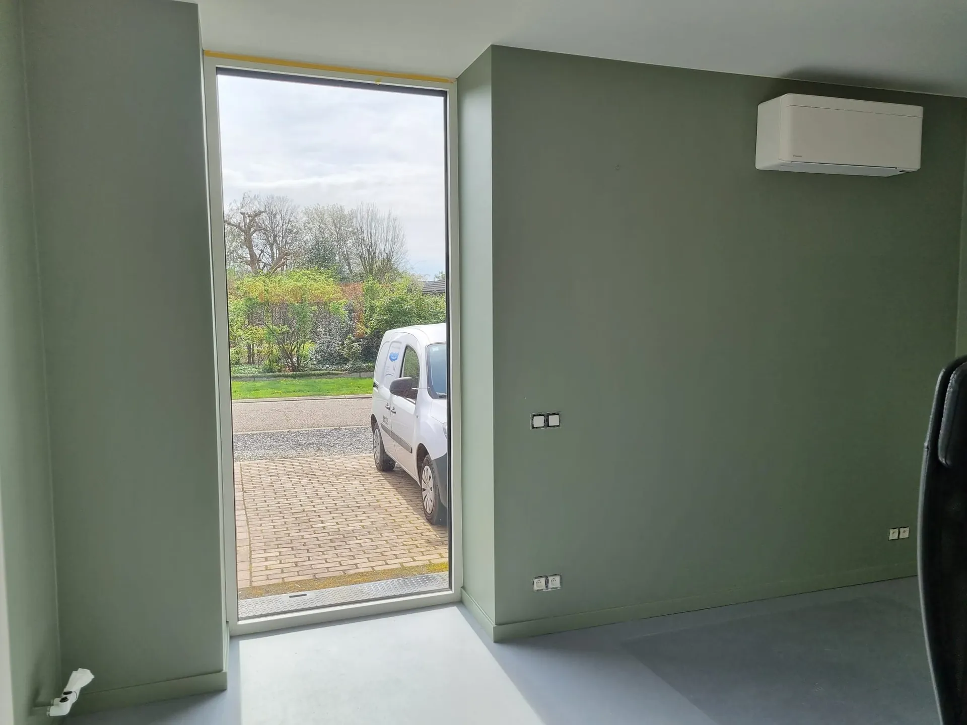 Binnenschilderwerk: muur in groen geschilderd in de Kempen